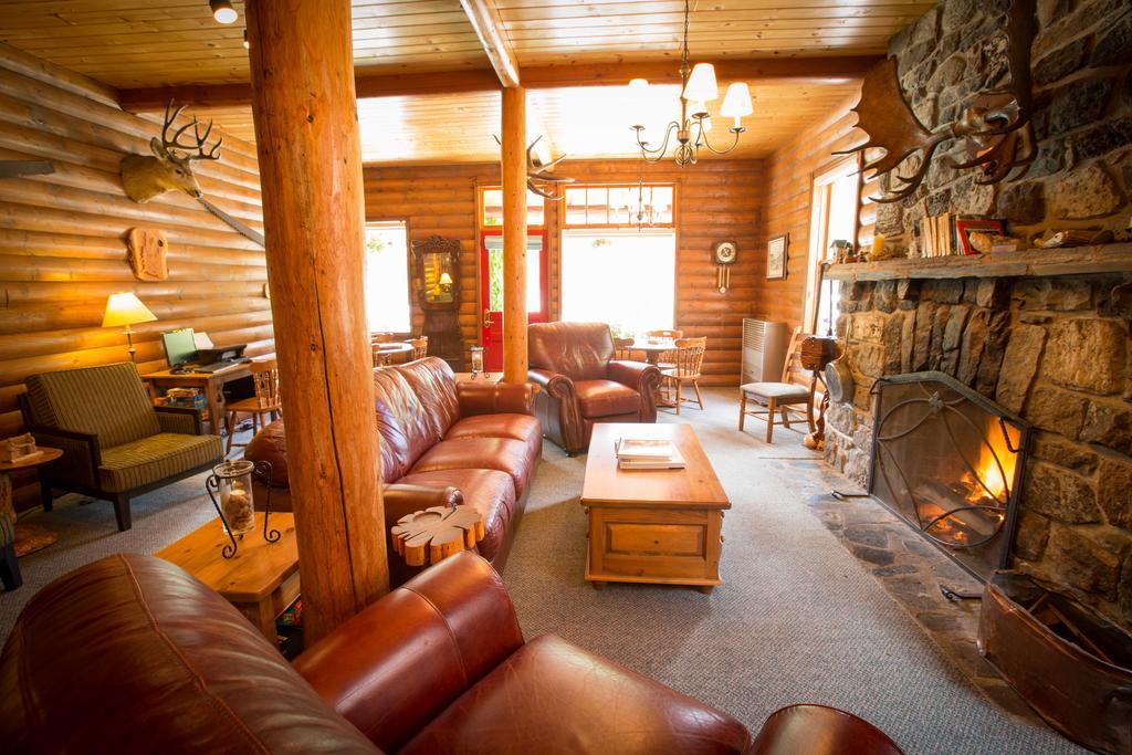 Paradise Lodge And Bungalows Lake Louise Exterior photo