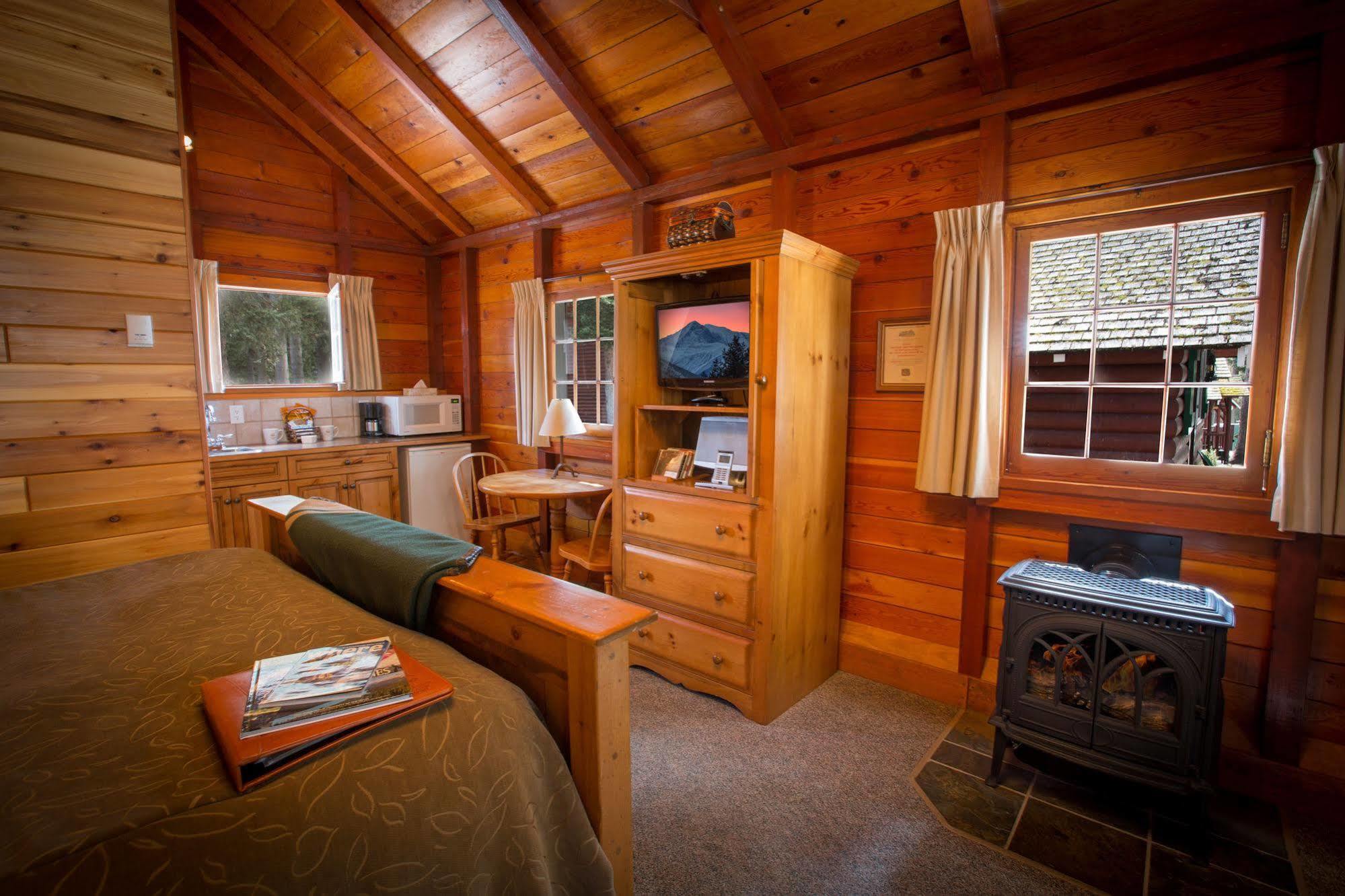 Paradise Lodge And Bungalows Lake Louise Exterior photo