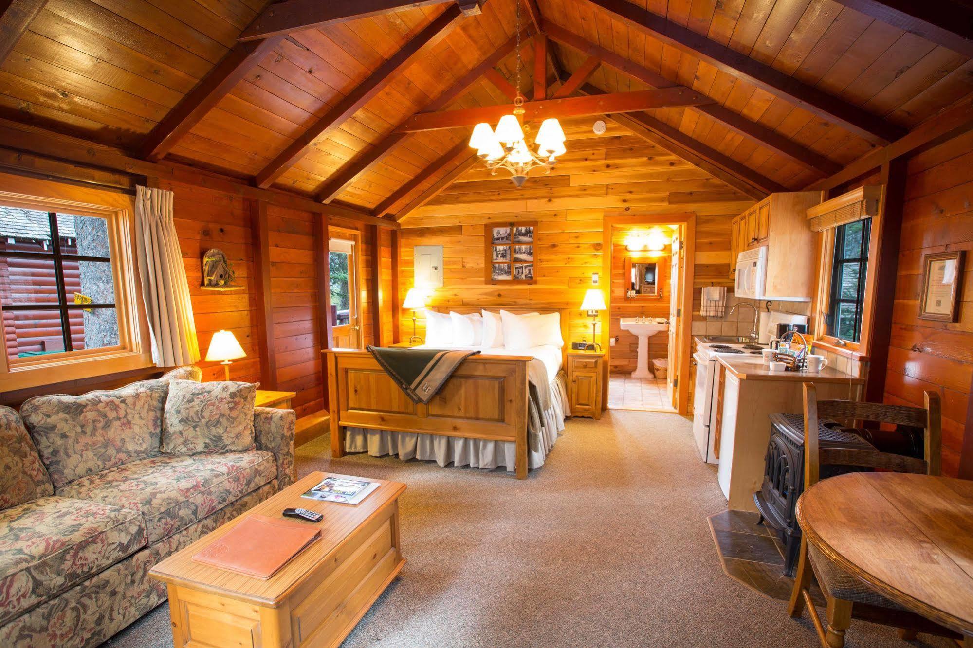 Paradise Lodge And Bungalows Lake Louise Exterior photo